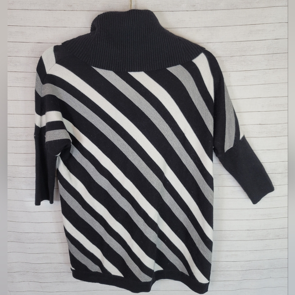 WHITE HOUSE BLACK MARKET ASYMMETRICAL STRIPED TURTLENECK SWEATER, sz XS